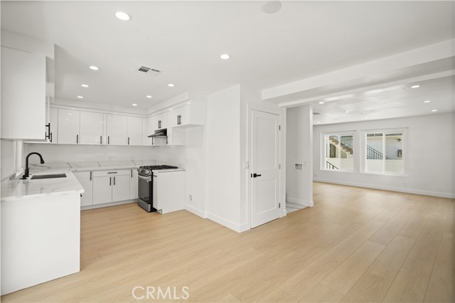 Detail Gallery Image 11 of 49 For 7010 a Lennox Ave a,  Van Nuys,  CA 91405 - 4 Beds | 2 Baths