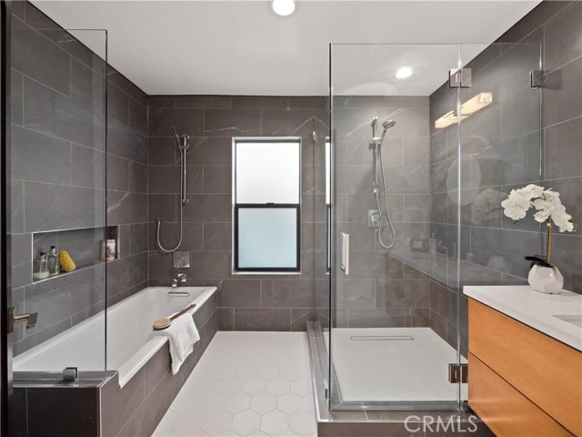 5702 Lubao Avenue, Woodland Hills CA: https://media.crmls.org/medias/8e3a57cf-6ff3-4db8-acb7-a2e92add7ae6.jpg