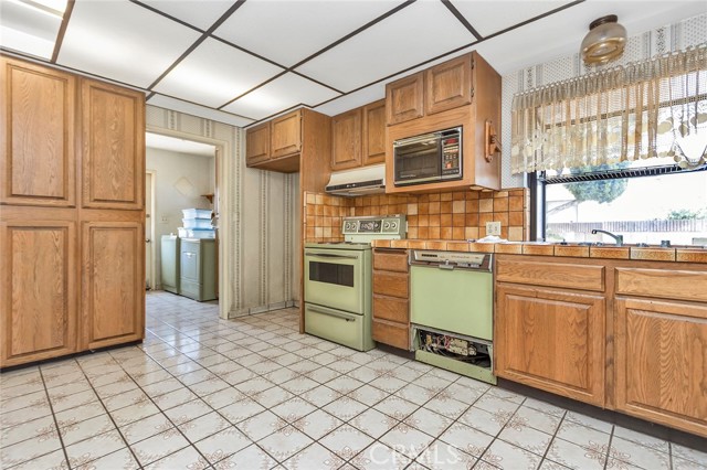 2106 E Cortez E Street, West Covina CA: https://media.crmls.org/medias/8e3ab25f-21da-4dea-b86f-c1c374d57cc2.jpg