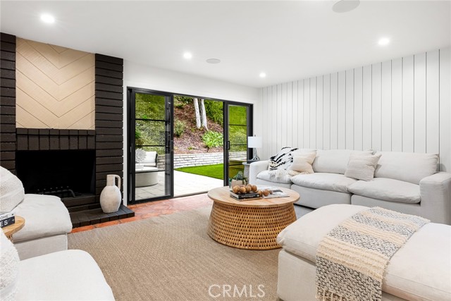4885 Winnetka Avenue, Woodland Hills CA: https://media.crmls.org/medias/8e3f01f6-a8c7-4776-a15b-b87c9116181a.jpg