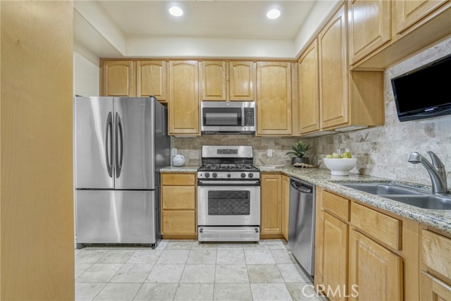 Detail Gallery Image 29 of 38 For 11923 Darlington Ave #302,  Los Angeles,  CA 90049 - 3 Beds | 3 Baths