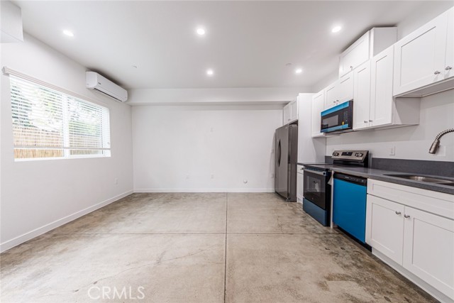 Detail Gallery Image 7 of 27 For 11839 1/2 Runnymede, North Hollywood,  CA 91605 - 4 Beds | 4 Baths