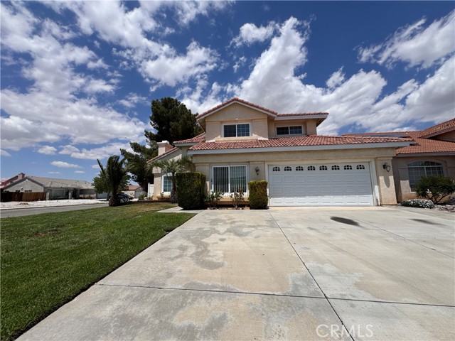 Detail Gallery Image 2 of 30 For 13208 Berkeley Ln, Victorville,  CA 92392 - 4 Beds | 2/1 Baths