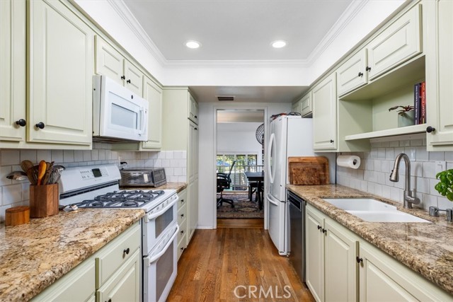 Detail Gallery Image 13 of 33 For 4185 Colfax Ave #D,  Studio City,  CA 91604 - 3 Beds | 3 Baths
