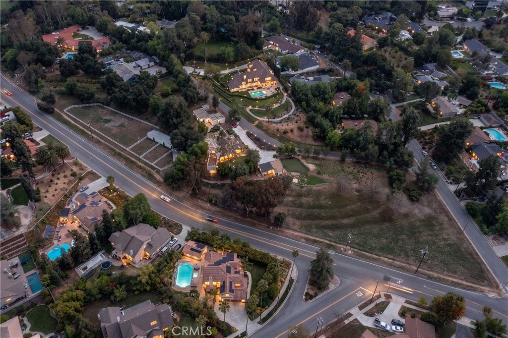 https://media.crmls.org/medias/8e442903-ae3e-4f94-b941-5d1268f2faea.jpg?preset=X-Large