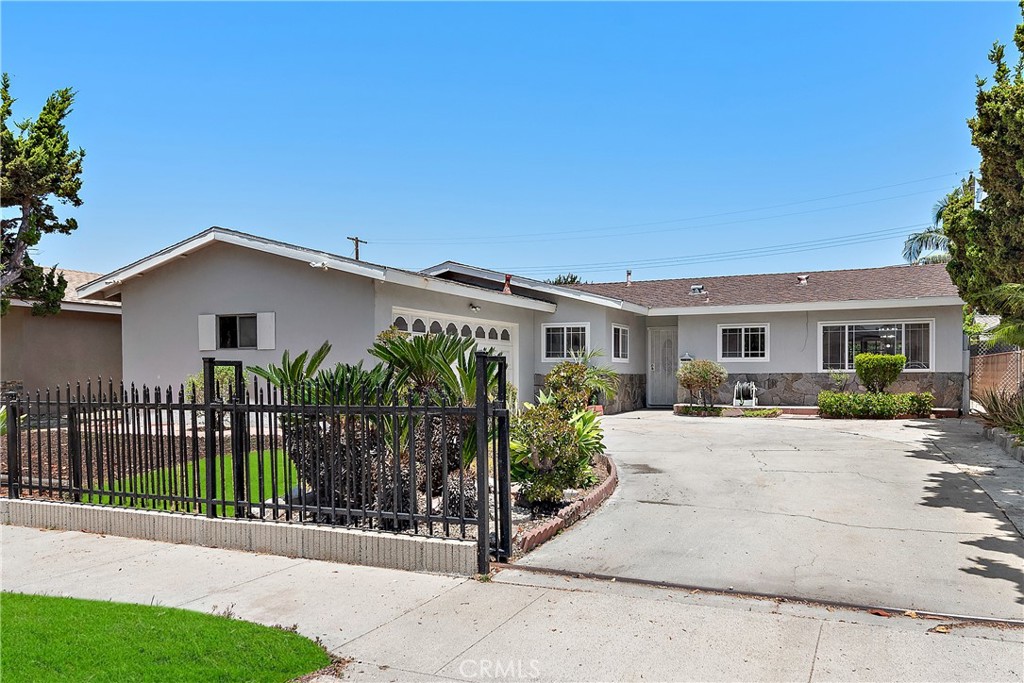 3137 W Olinda Ln