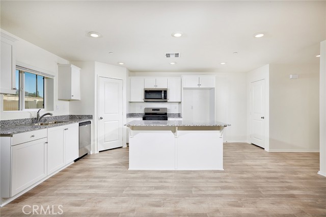 Detail Gallery Image 4 of 17 For 28817 Cutlass St, Winchester,  CA 92596 - 4 Beds | 2/1 Baths