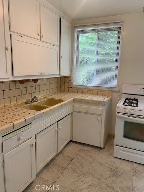 Detail Gallery Image 2 of 5 For 1016 Omer Ln, Sun Valley,  CA 91502 - 2 Beds | 1 Baths