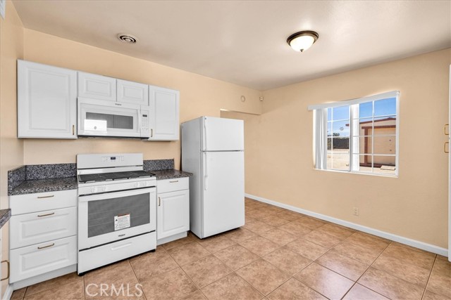 58382 Sunny Sands Drive, Yucca Valley CA: https://media.crmls.org/medias/8e48f940-4d49-45ec-a3b3-ab2bf8551e6b.jpg
