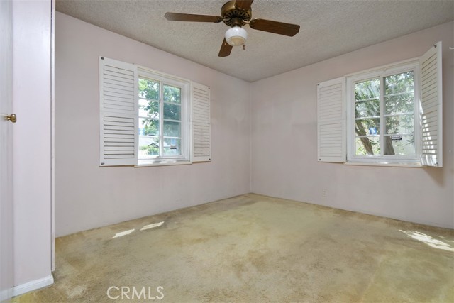 631 N Evergreen Street, Burbank CA: https://media.crmls.org/medias/8e4fc76d-573a-451e-b870-67a9f8a37d92.jpg