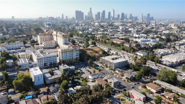701 N Rampart Boulevard, Los Angeles CA: https://media.crmls.org/medias/8e507794-8376-47e2-98f6-70b62401f535.jpg