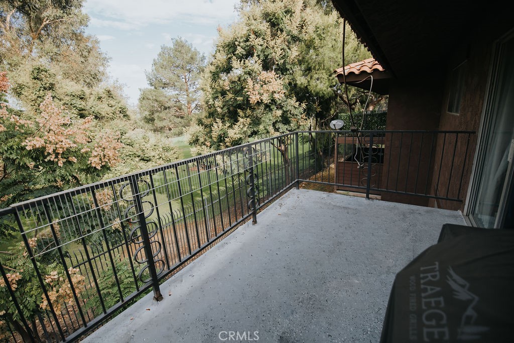 https://media.crmls.org/medias/8e560801-45c2-4df0-a1bb-f9fc92ce0908.jpg?preset=X-Large