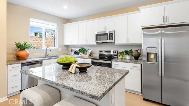 Detail Gallery Image 2 of 22 For 1676 Phantom Ln, Rialto,  CA 92376 - 3 Beds | 2/1 Baths