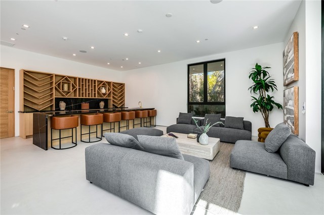 Detail Gallery Image 10 of 43 For 4930 Palomar Dr, Tarzana,  CA 91356 - 6 Beds | 6/1 Baths