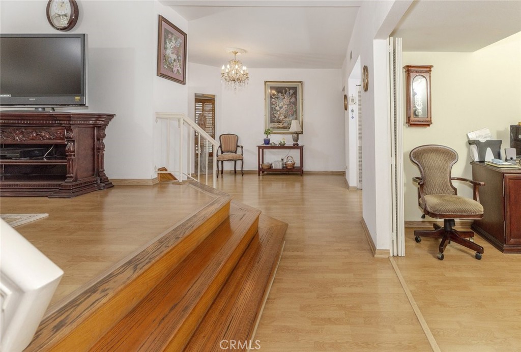 https://media.crmls.org/medias/8e59f011-0095-4dde-836c-a9364724512e.jpg?preset=X-Large