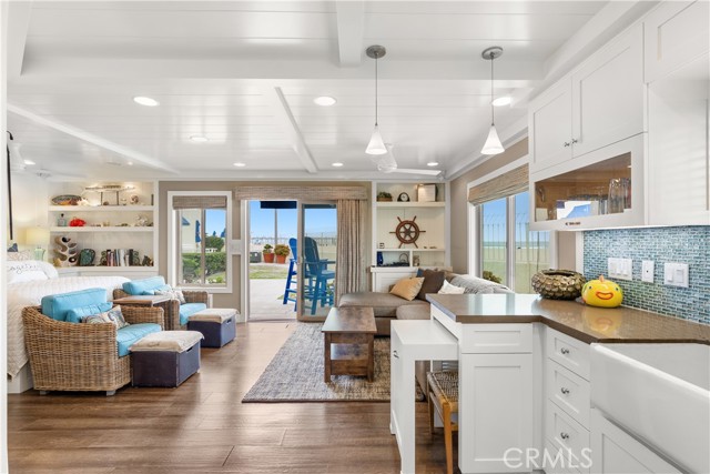 711 Pacific Coast, Huntington Beach CA: https://media.crmls.org/medias/8e5ae5a6-3b67-497f-bbc5-3d994b26ce72.jpg