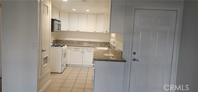 Detail Gallery Image 6 of 18 For 1085 Circle City Dr #202,  Corona,  CA 92879 - 2 Beds | 2 Baths