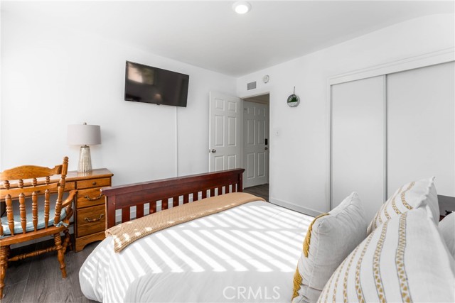Detail Gallery Image 16 of 60 For 14027 Wyandotte St, Van Nuys,  CA 91405 - 4 Beds | 4 Baths