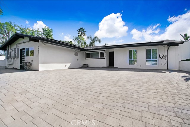20200 Clark Street, Woodland Hills CA: https://media.crmls.org/medias/8e5ef5b0-1fb5-436b-909a-8aedf891d94d.jpg