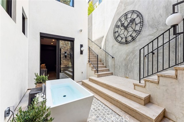 1831 Newport Hills E Drive, Newport Beach CA: https://media.crmls.org/medias/8e60945f-2334-4a6f-a4cb-248eba0c0e09.jpg