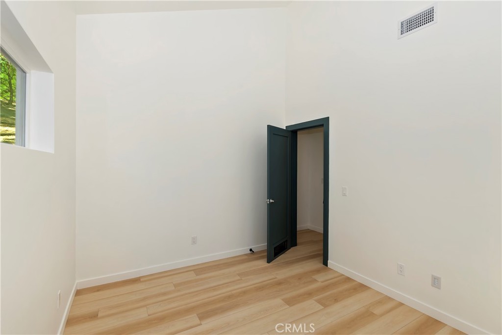 https://media.crmls.org/medias/8e6c8322-ccaf-450c-b9cb-15a719529d56.jpg?preset=X-Large