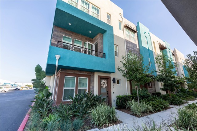 Corner Lot, only sharing one wall and ample natural lighting through out the entire home