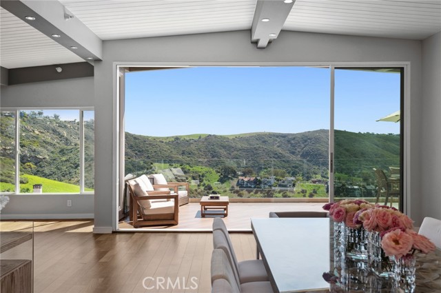 2085 Temple Hills Drive, Laguna Beach CA: https://media.crmls.org/medias/8e70b062-45c8-4502-bb5d-efe1ffe53d63.jpg