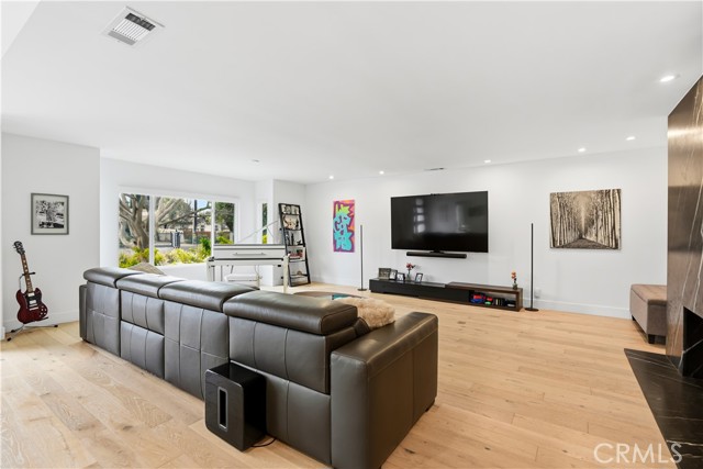 Detail Gallery Image 7 of 53 For 22637 Erwin St, Woodland Hills,  CA 91367 - 6 Beds | 5/1 Baths