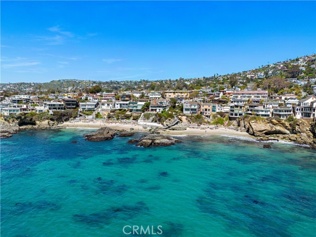 240 Moss Street, Laguna Beach CA: https://media.crmls.org/medias/8e75470e-270e-462a-bee1-aeb22aa26b6d.jpg