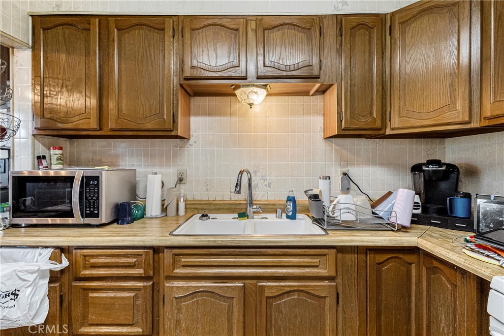 https://media.crmls.org/medias/8e755c83-cc69-4879-baf0-5a64bf572f0d.jpg?preset=X-Large