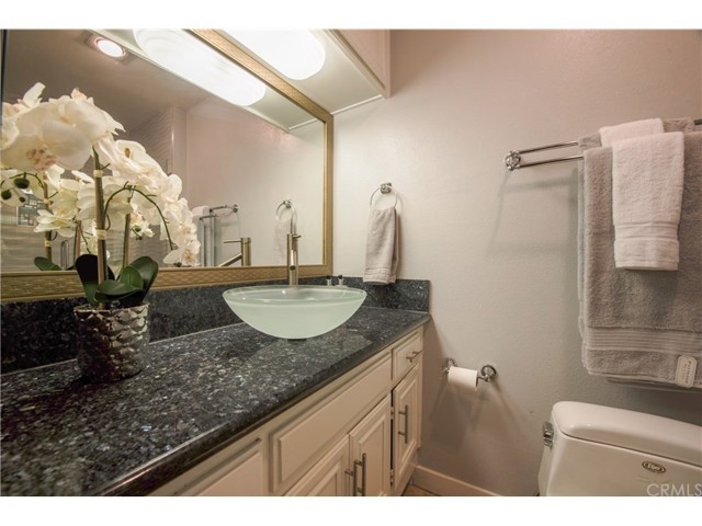 Detail Gallery Image 15 of 19 For 200 Mcneil Ln #102,  Newport Beach,  CA 92663 - 2 Beds | 2 Baths