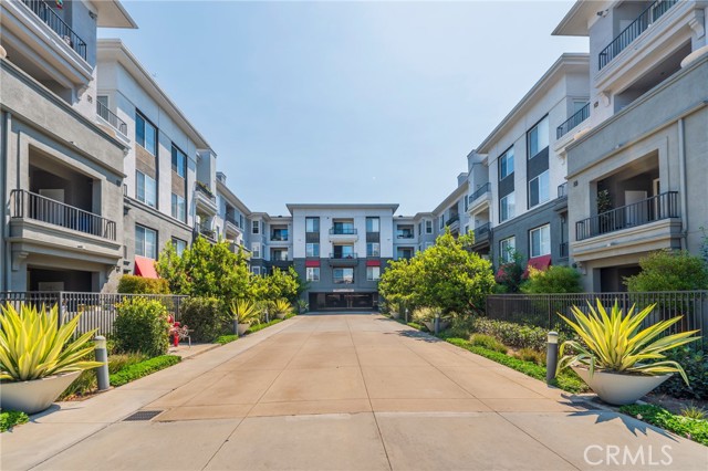 1801 E Katella Avenue, Anaheim CA: https://media.crmls.org/medias/8e7b9c28-99b7-4bef-a589-638dbd64c62d.jpg