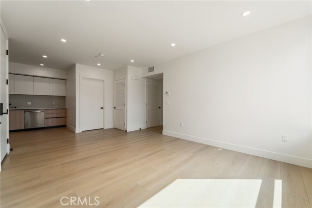 Detail Gallery Image 7 of 14 For 7510 Sepulveda Bld #101,  Van Nuys,  CA 91405 - 2 Beds | 2 Baths