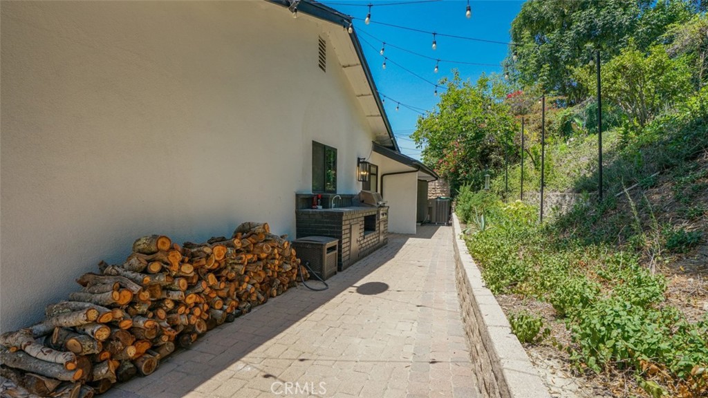 https://media.crmls.org/medias/8e7c2cb5-aa70-4d06-a309-95f9ff257e36.jpg?preset=X-Large