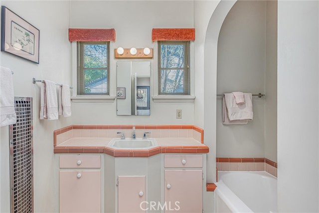 838 838 College Ave, Redlands CA: https://media.crmls.org/medias/8e7cd67b-17d3-485d-897e-f0904926b3f8.jpg