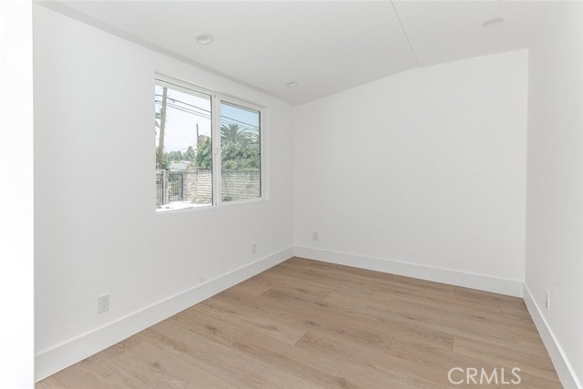 Detail Gallery Image 14 of 33 For 18856 Calvert St, Reseda,  CA 91335 - 3 Beds | 2/1 Baths