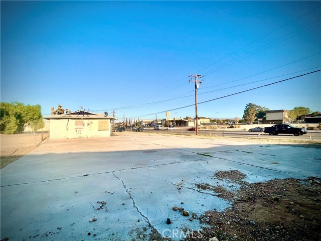 Detail Gallery Image 3 of 7 For 15720 Mojave Dr, Victorville,  CA 92394 - 4 Beds | 2 Baths