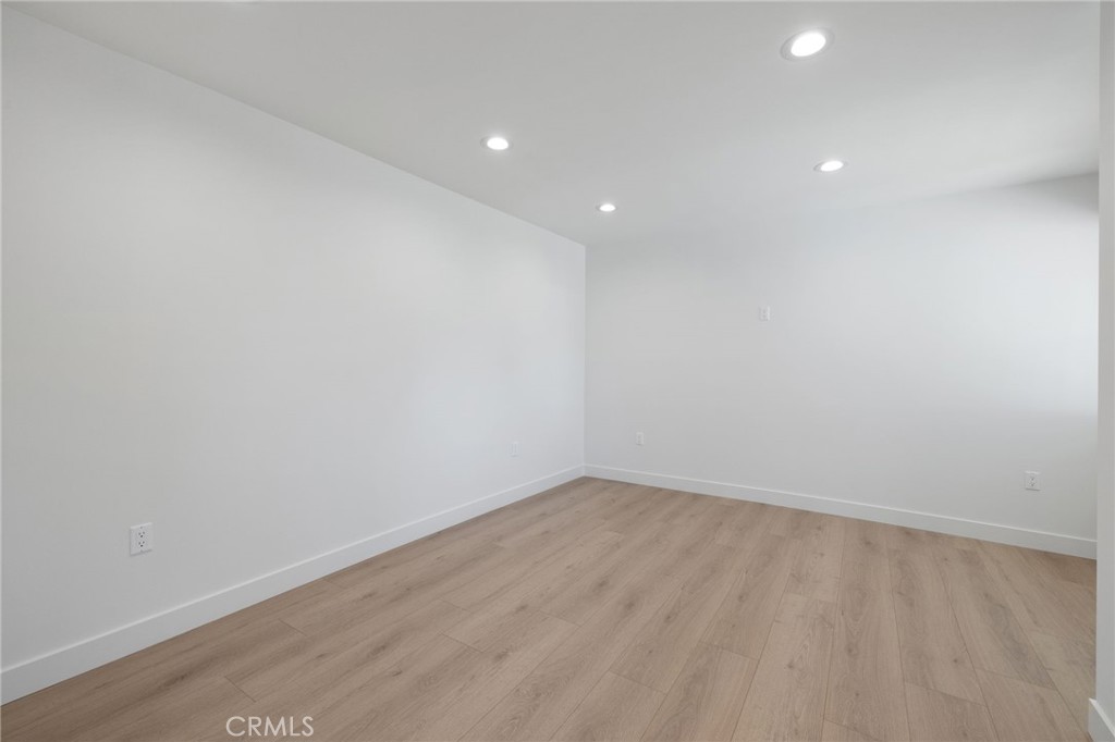 https://media.crmls.org/medias/8e8051f4-f87f-42e2-9143-080e04ee9ebd.jpg?preset=X-Large