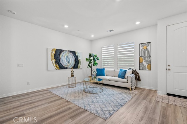3981 E Huntington Street, Ontario CA: https://media.crmls.org/medias/8e81658e-5283-402d-8eb3-4aaa5d8a762b.jpg