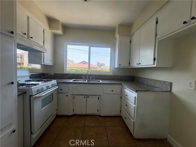 11890 Manor Drive, Hawthorne CA: https://media.crmls.org/medias/8e827611-e9e6-4740-b403-c62771cae667.jpg