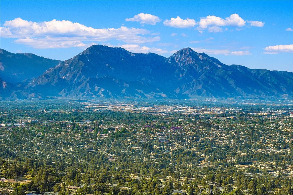 https://media.crmls.org/medias/8e854d09-fd70-4f06-a5de-53fbdf789b5d.jpg?preset=X-Large