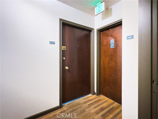 927 N Kings Road, West Hollywood CA: https://media.crmls.org/medias/8e85b653-bd07-454b-9154-8a59a1cef16d.jpg