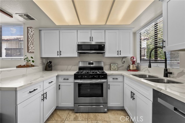 Detail Gallery Image 13 of 47 For 20931 Judah Ln #35,  Newhall,  CA 91321 - 2 Beds | 3 Baths