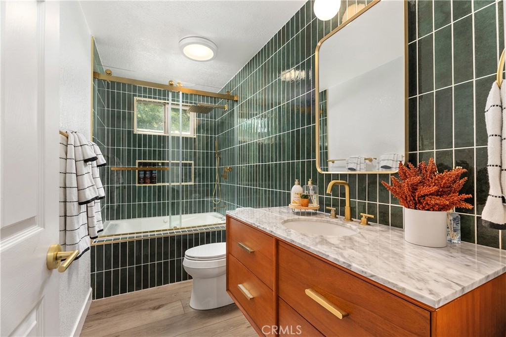 https://media.crmls.org/medias/8e8c8eab-0293-488b-925a-456ce498292c.jpg?preset=X-Large