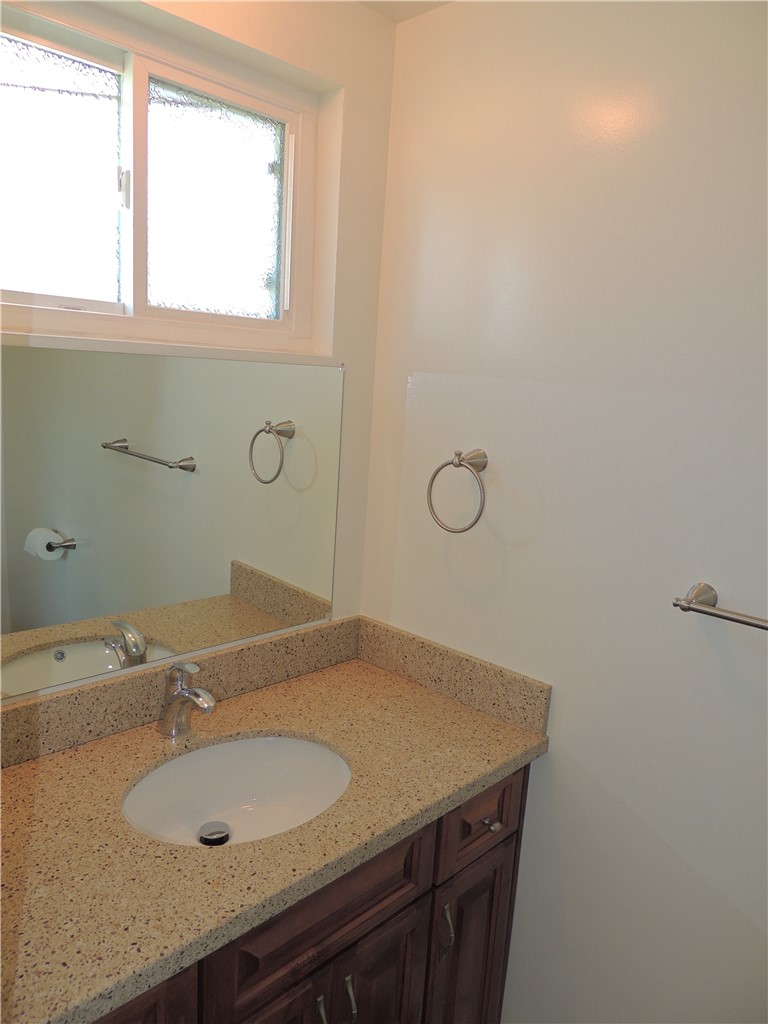 Detail Gallery Image 24 of 27 For 321 Gladys Ave #4,  Long Beach,  CA 90814 - 2 Beds | 1/1 Baths