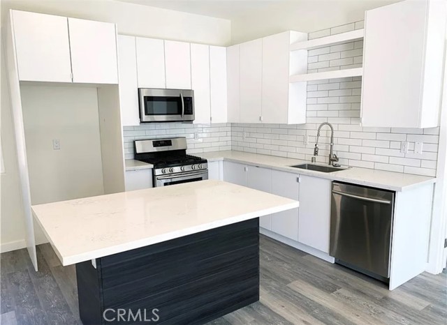 Detail Gallery Image 2 of 20 For 17217 Kittridge, Lake Balboa,  CA 91406 - 3 Beds | 2 Baths