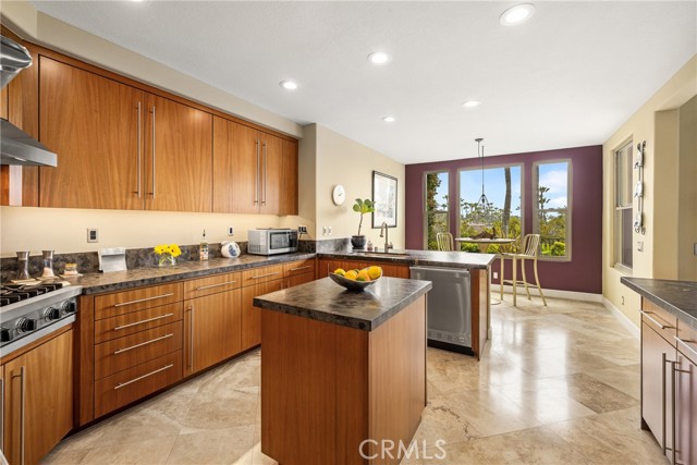 Detail Gallery Image 27 of 59 For 27 Seabrook #73,  Newport Beach,  CA 92660 - 2 Beds | 3 Baths