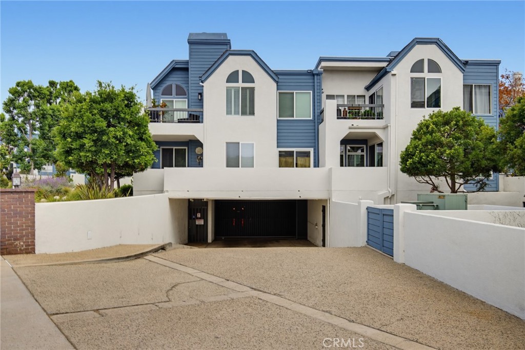 https://media.crmls.org/medias/8e8e6e21-55a6-4acc-b526-a639f46f0a86.jpg?preset=X-Large
