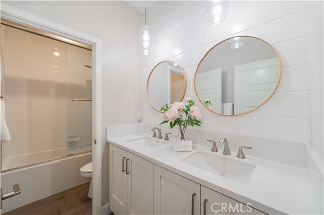 111 Bosque, Irvine CA: https://media.crmls.org/medias/8e8f435a-4aa1-48eb-8ce7-13c57ce20a85.jpg