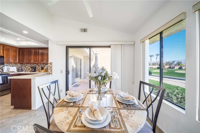 41981 Preston Trail, Palm Desert CA: https://media.crmls.org/medias/8e931e29-b9b1-4fbf-b9a6-f451774c4f66.jpg